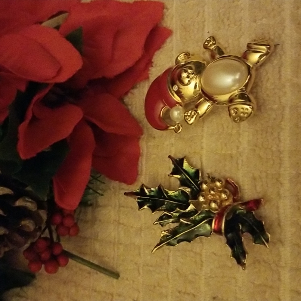 2 CHRISTMAS PINS - Picture 2 of 7